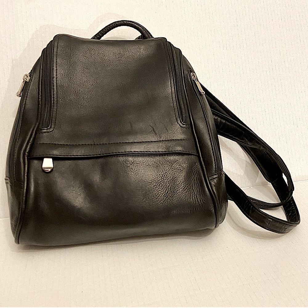 Le Donne Black Zip Zip Multi Compartment Genuine Leather Backpack.